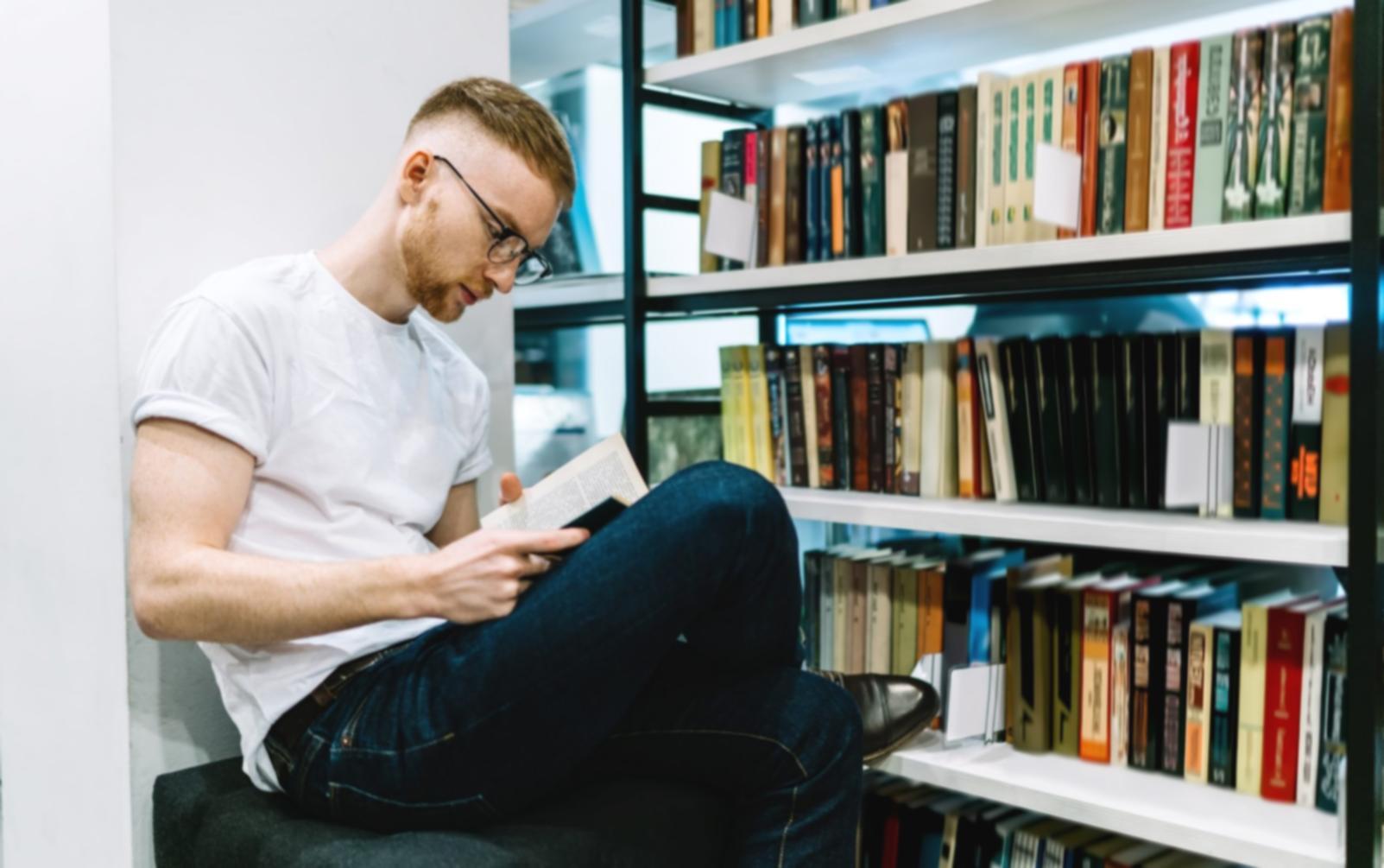 Students engaging with literary theory materials online